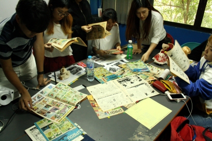 CommDe students flipping through 1940s-1970s issues of the "Spirou" magazine (with some Spirou/Marsupilami stories, Jijé's Jerry Pring pages, and "Le Trombone Illustré" supplement).