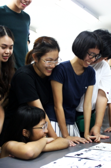 Collective reading of the resulting collaborative comics loop. With students Sam, Winnie, Arty, Aim, Bamie and Tung.